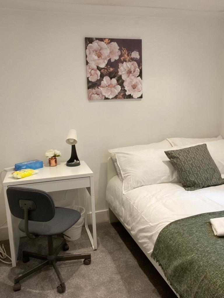 Comfy Private Bedrooms In Euston, Homestay *
