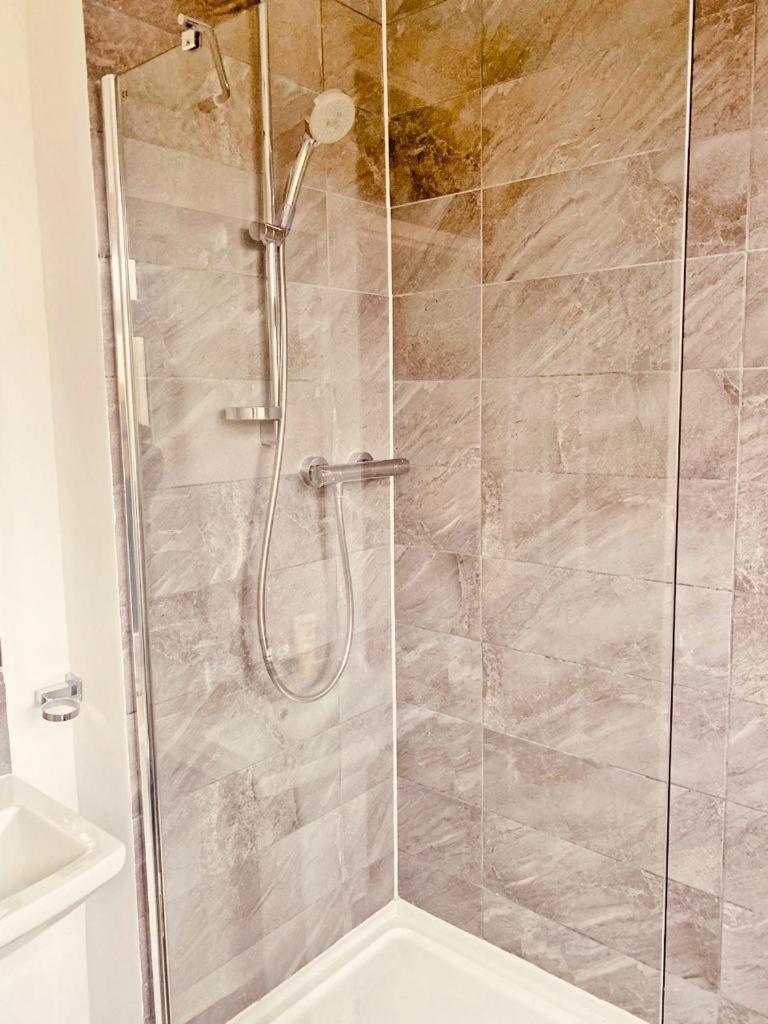 Lovely Bedroom Battersea Privatunterkunft London