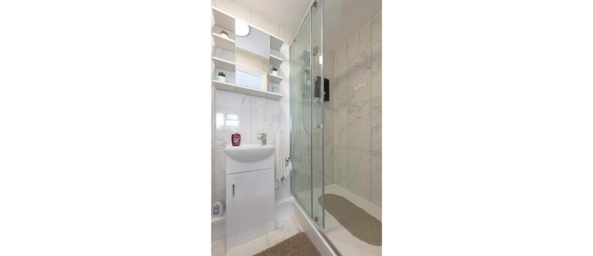 Newly Renovated Cozy In North Apartment London