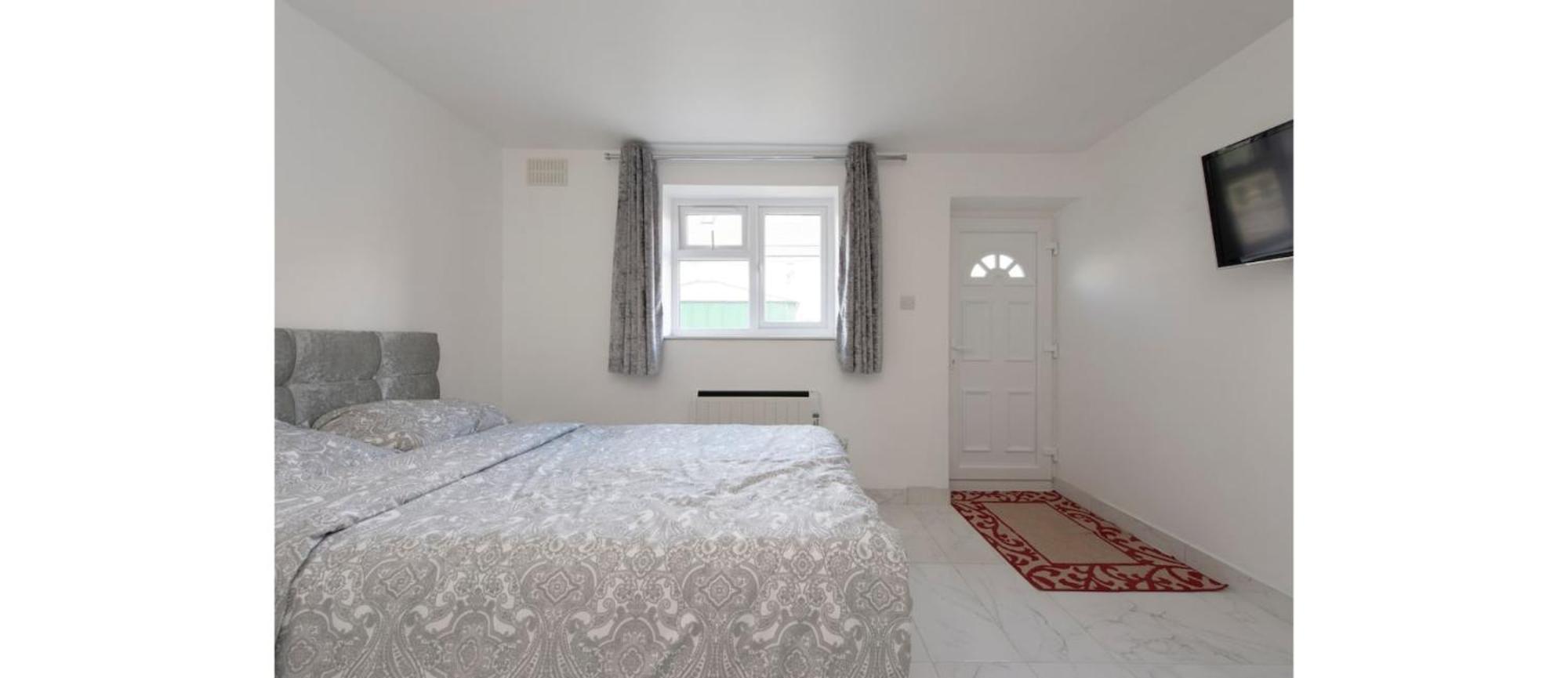 Newly Renovated Cozy In North London