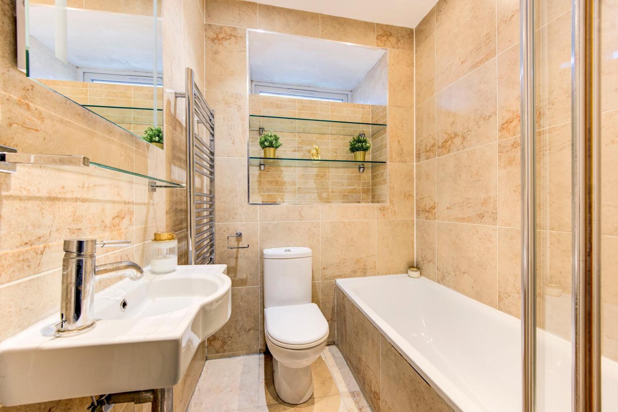 Spacious 1 Bed Near Central - 5 Per Cent Off Weekly Bookings ! Appartement