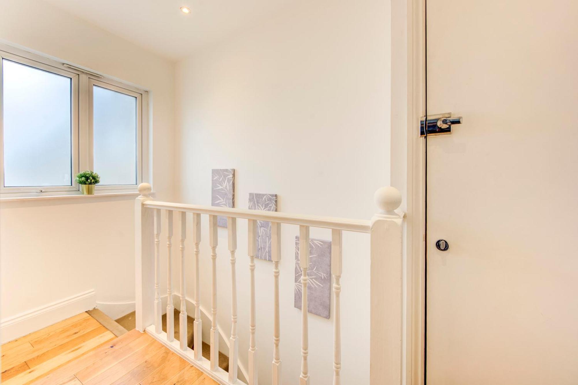 Spacious 1 Bed Near Central - 5 Per Cent Off Weekly Bookings ! * Londen