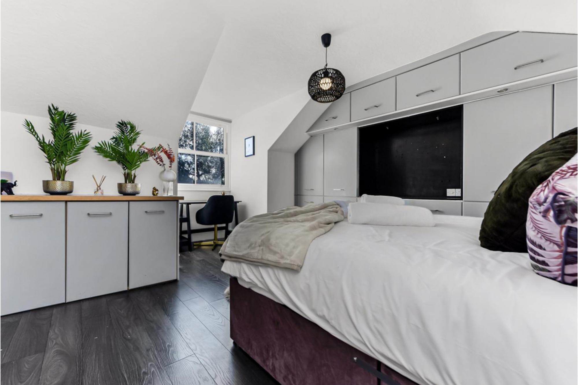 Peaceful And Radiant 3br Flat London