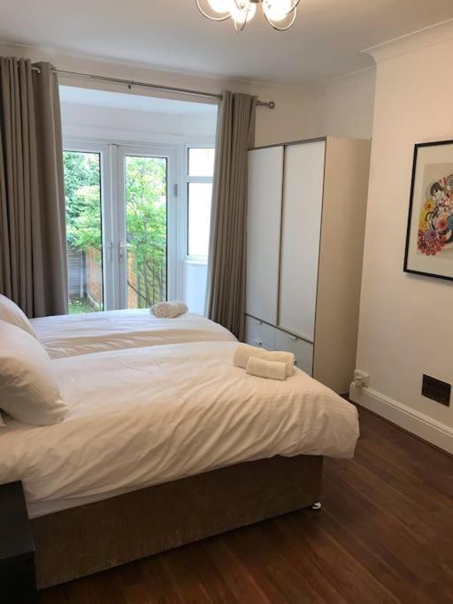 Spacious Kosher Flat In Golders Apartment