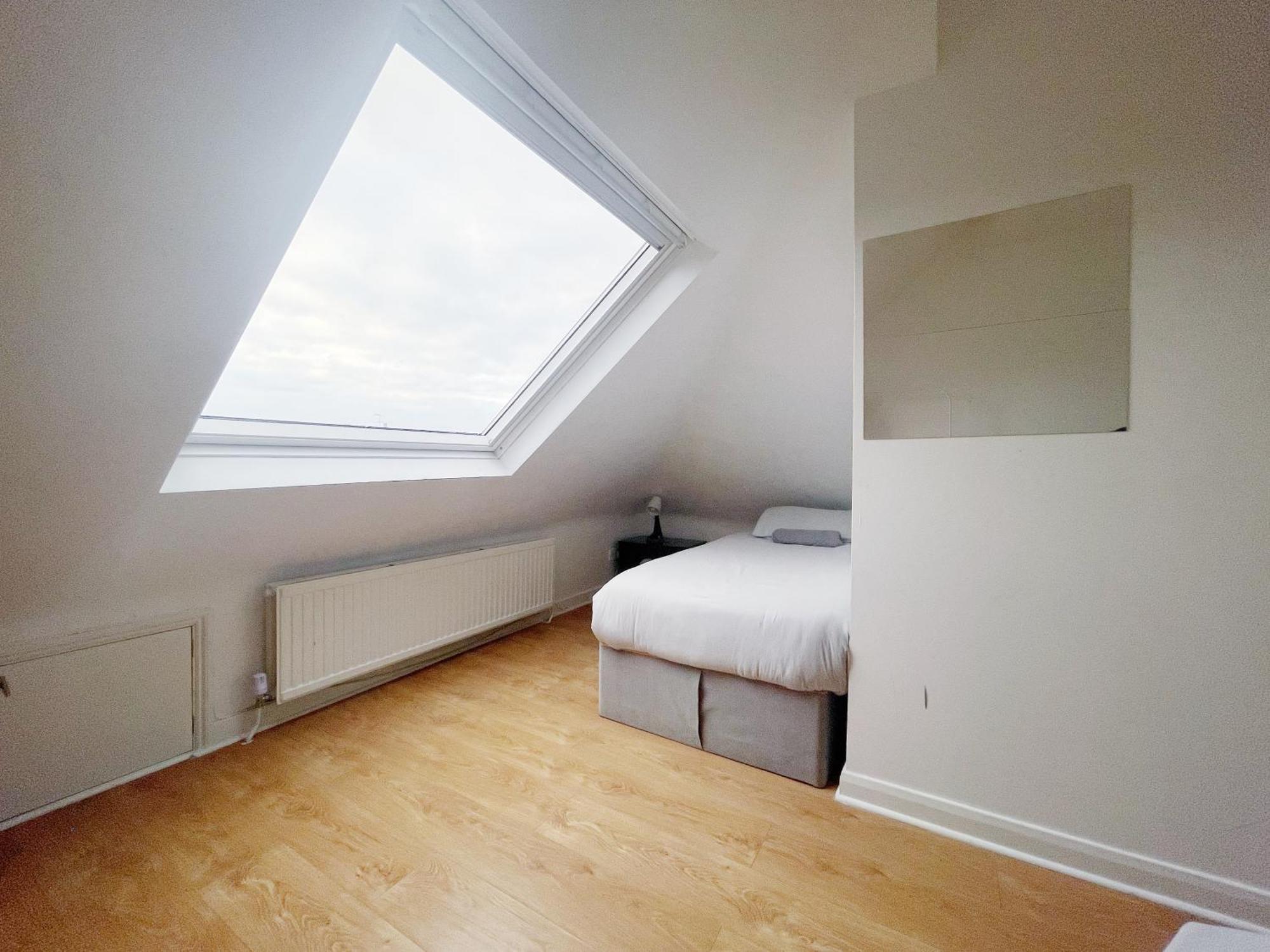 Large Cosy 15min From