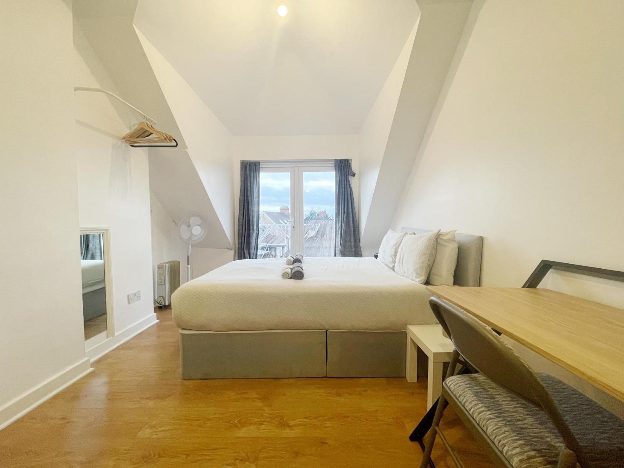 Large Cosy 15min From