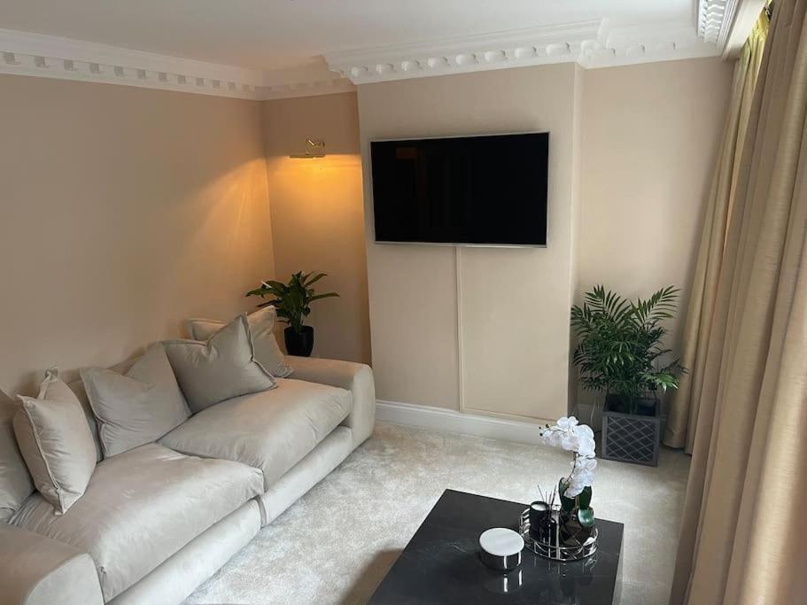 Newly Refurbished Apartment, Near Station & River *