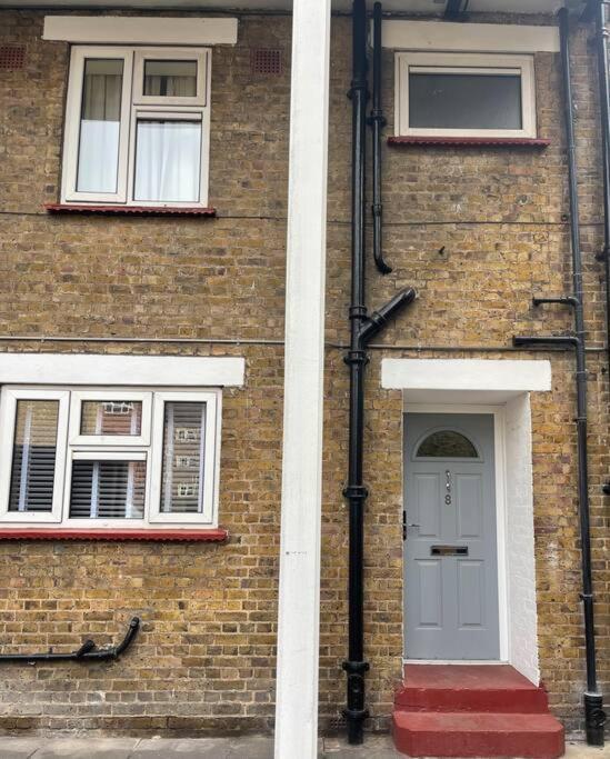 Newly Refurbished Apartment, Near Station & River Apartment London