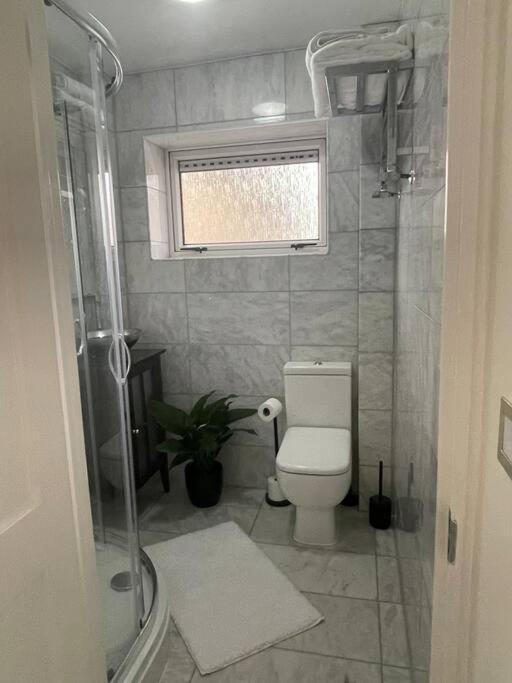 Newly Refurbished Apartment, Near Station & River Apartment *