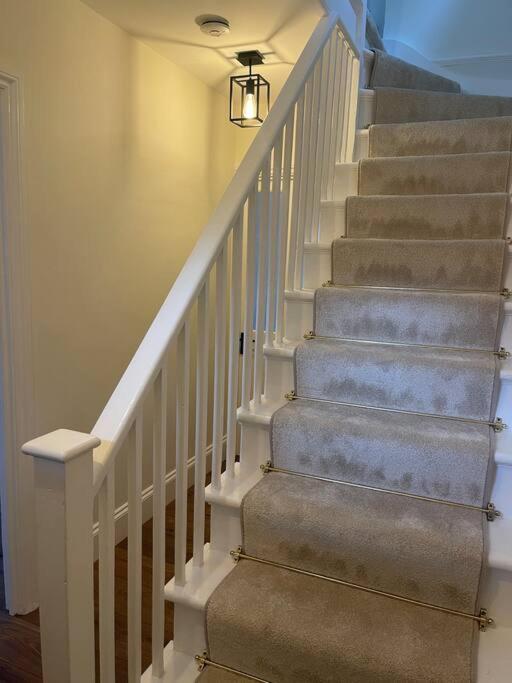 Newly Refurbished Apartment, Near Station & River *