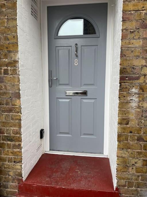 Newly Refurbished Apartment, Near Station & River * London