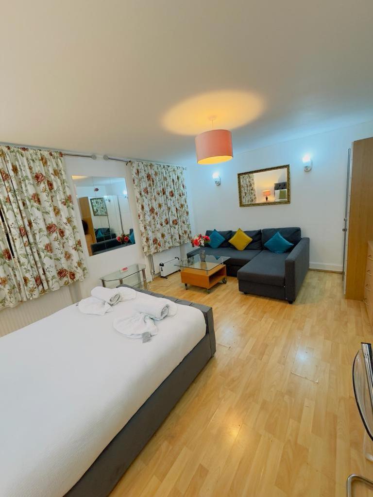 Bright Budget Studio In Central Leilighet