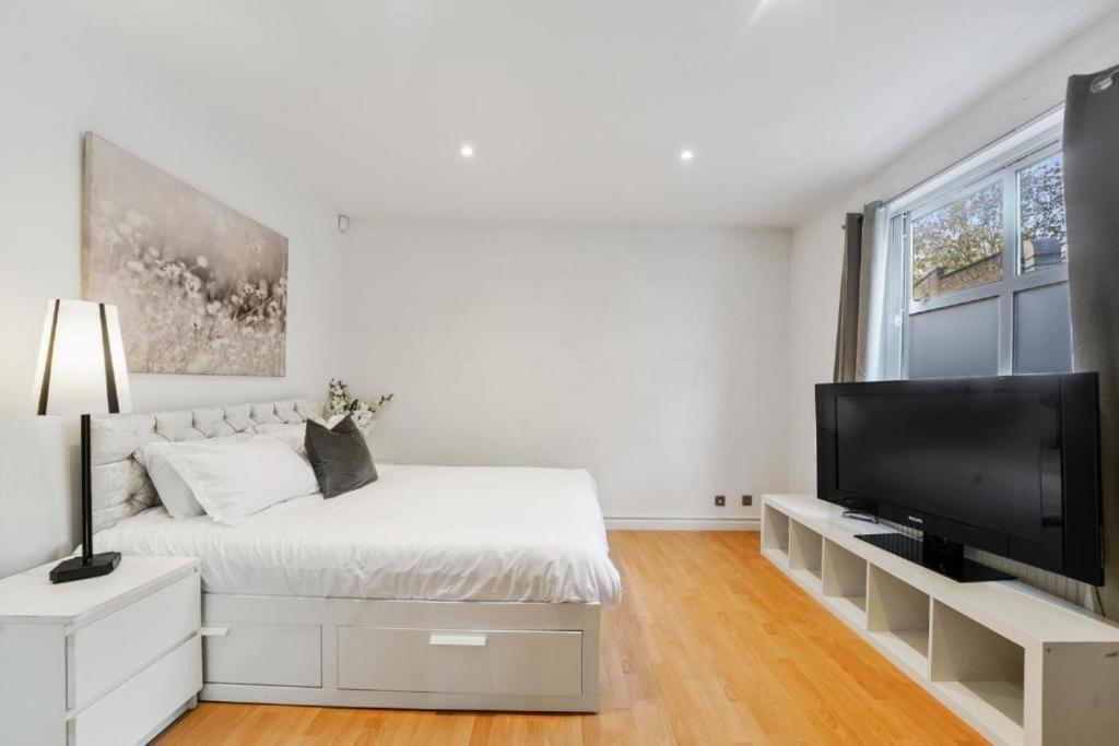 2 Bedroom Tower Bridge With Free Secure Gated Parking - Perfect For Long Apartment London