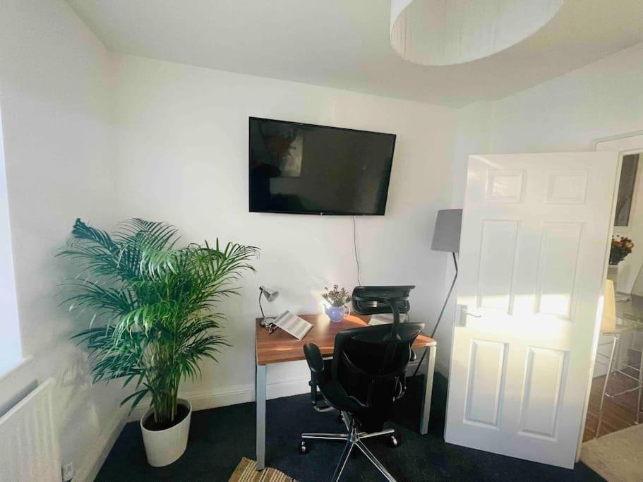 Lovely 1 Bedroom Flat+living With A Sofa Bed Apartment London