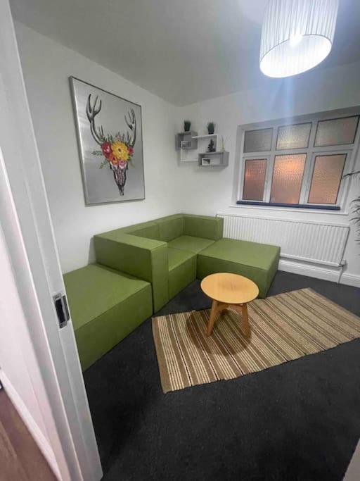 Lovely 1 Bedroom Flat+living With A Sofa Bed Apartment