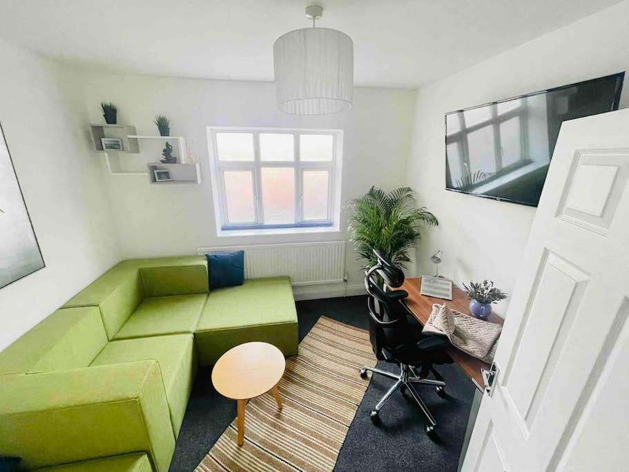 Lovely 1 Bedroom Flat+living With A Sofa Bed Apartment