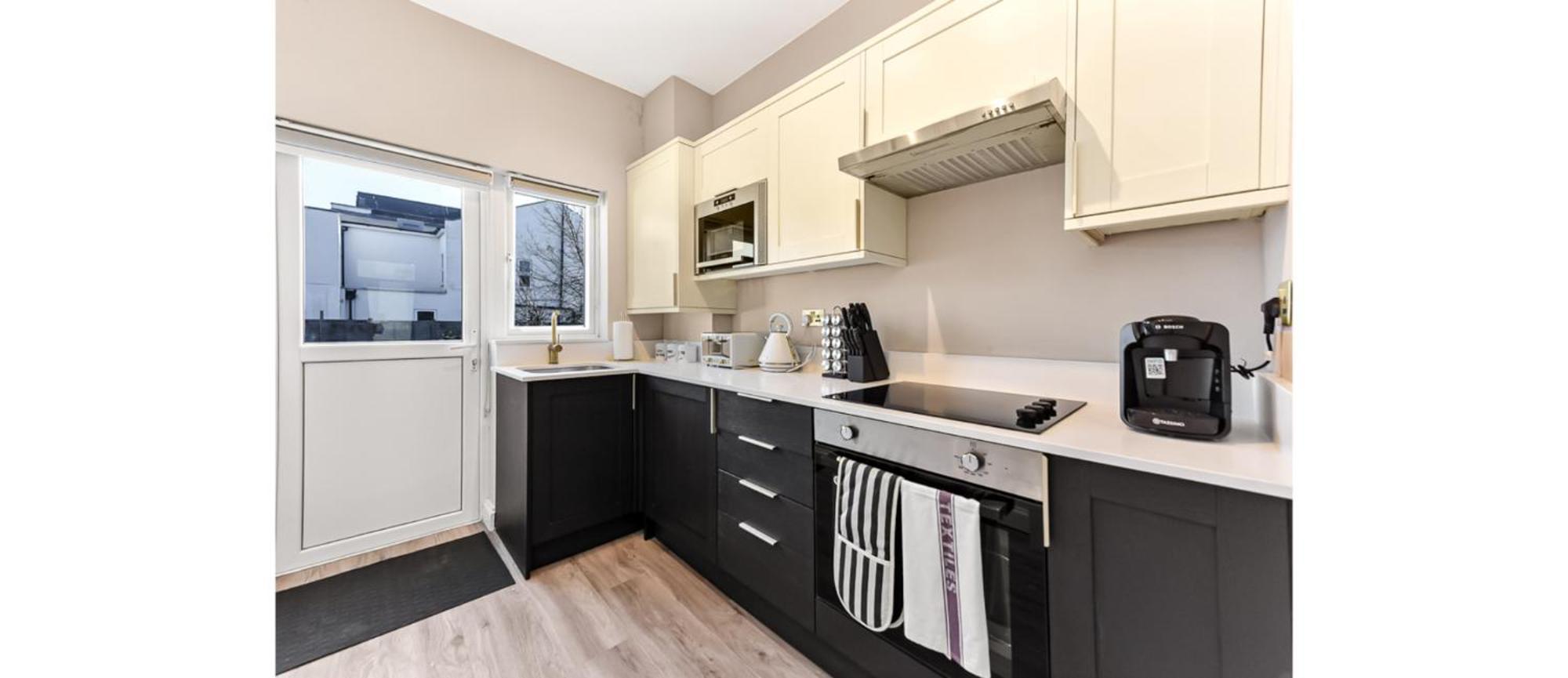 Serene, Stylish, Spacious Brand New For 2023! Leilighet London