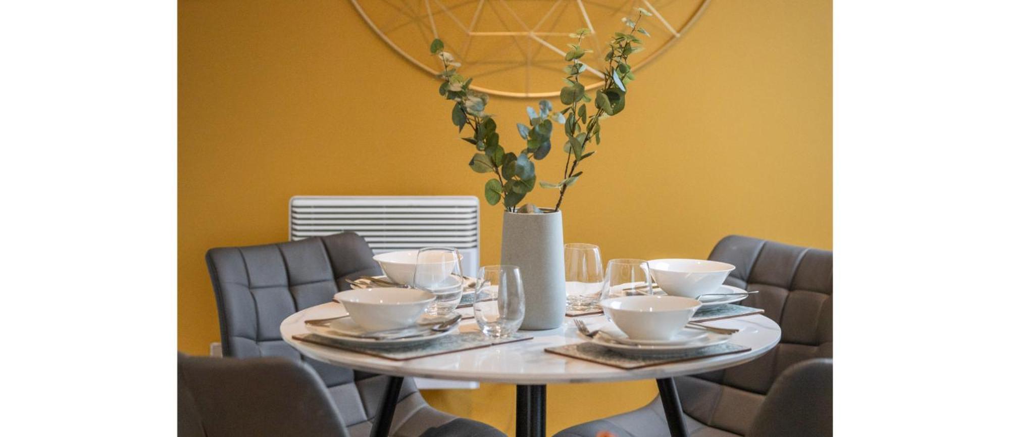 Your Home: 1br Flat With Modern Amenities Apartment