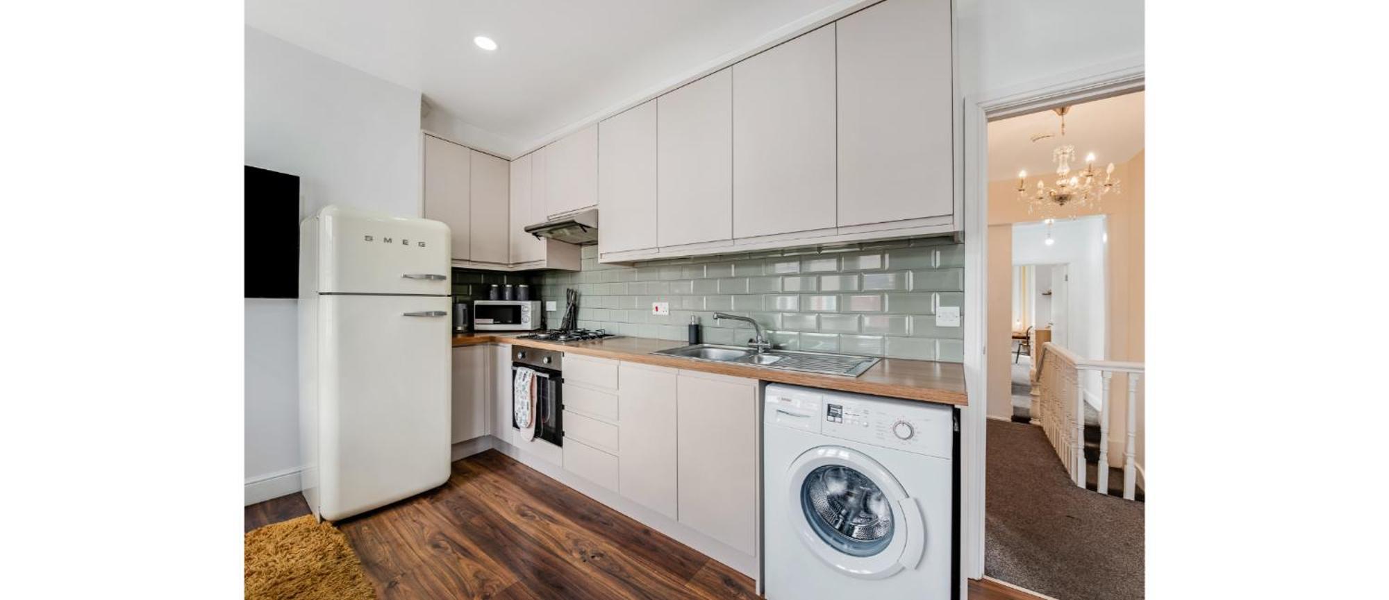 Appartement Spacious Two Bedroom In Wood Green Londen