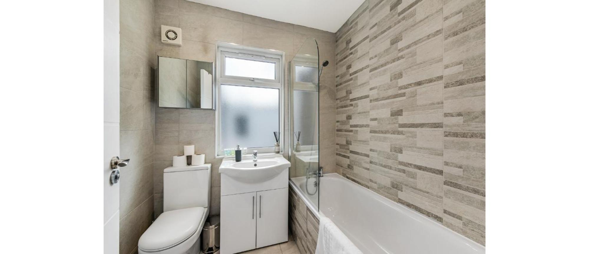 Appartement Spacious Two Bedroom In Wood Green Londen