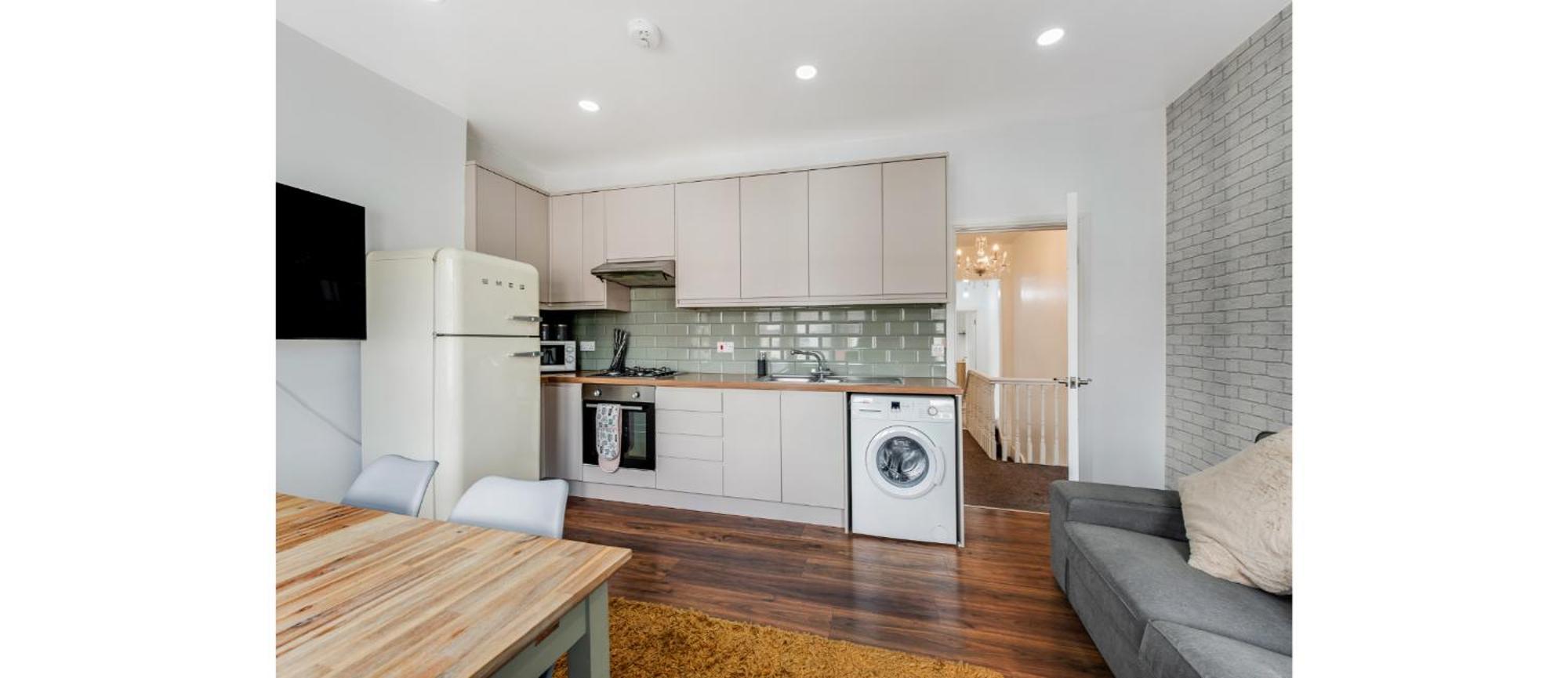 Spacious Two Bedroom In Wood Green Appartement Londen