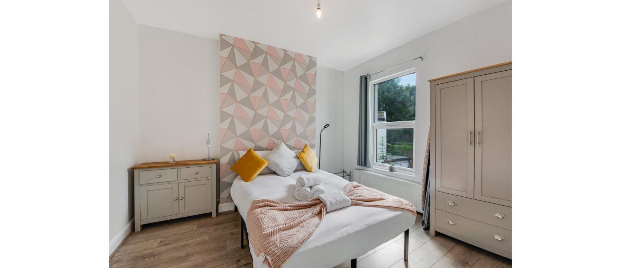 Spacious Two Bedroom In Wood Green Appartement Londen