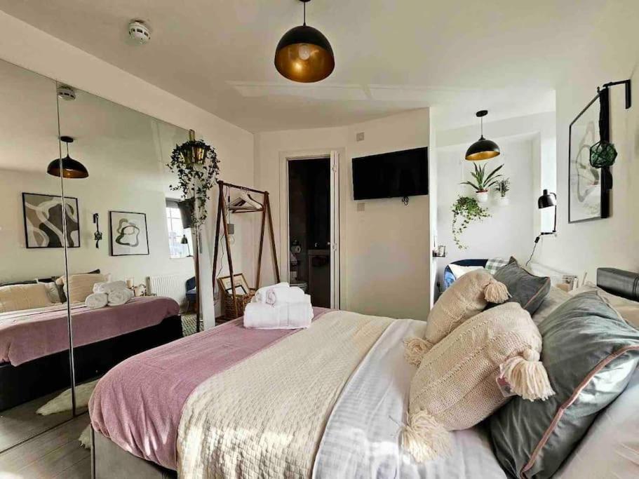 Stylish Putney Village Flat *