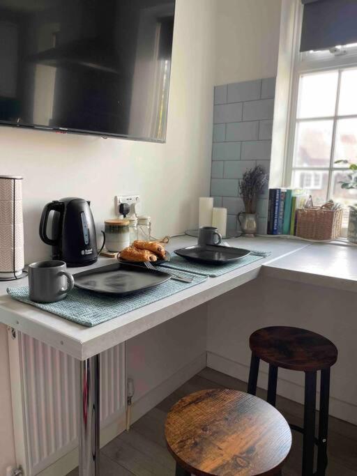 One Bedroom Putney Village Flat * London