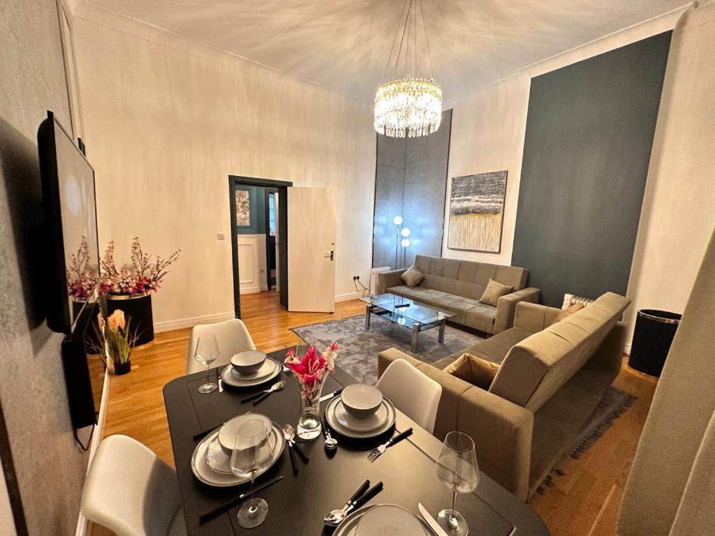 Paddington Station - 2-bedrooms, 2-baths And Living - Posh In *