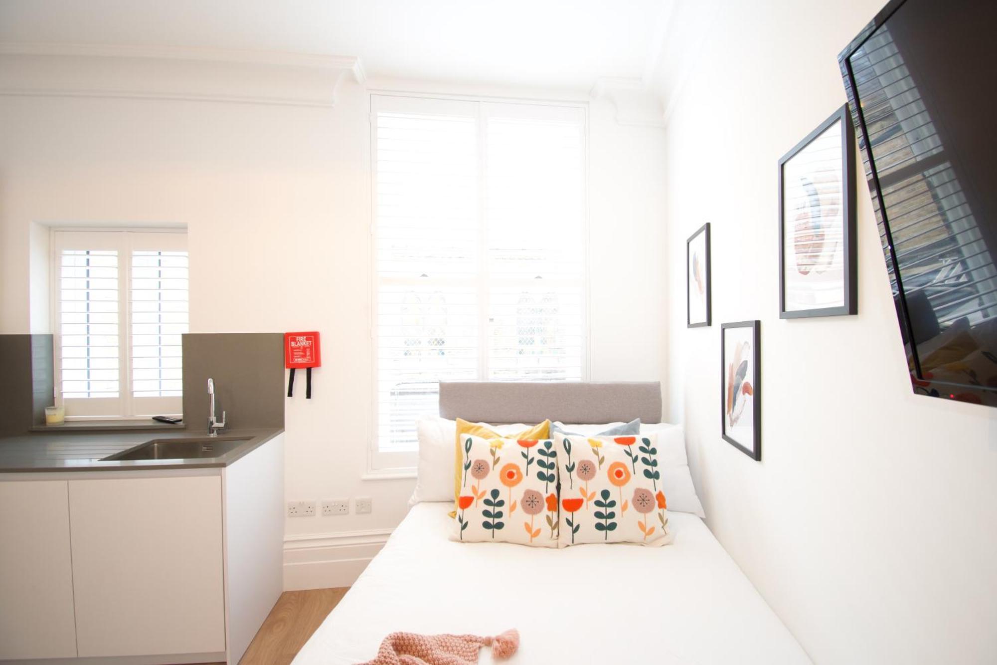 Kensington Apartment *