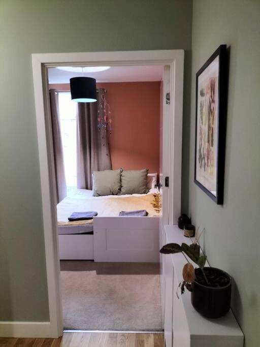 Spacious 2-bedroom In Location, Modern Amenities, Walking Distance To Attractions Appartement