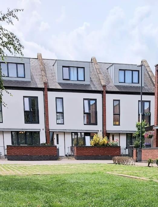 Explore London: 2 Bedroom House In Wood Сasa de vacaciones