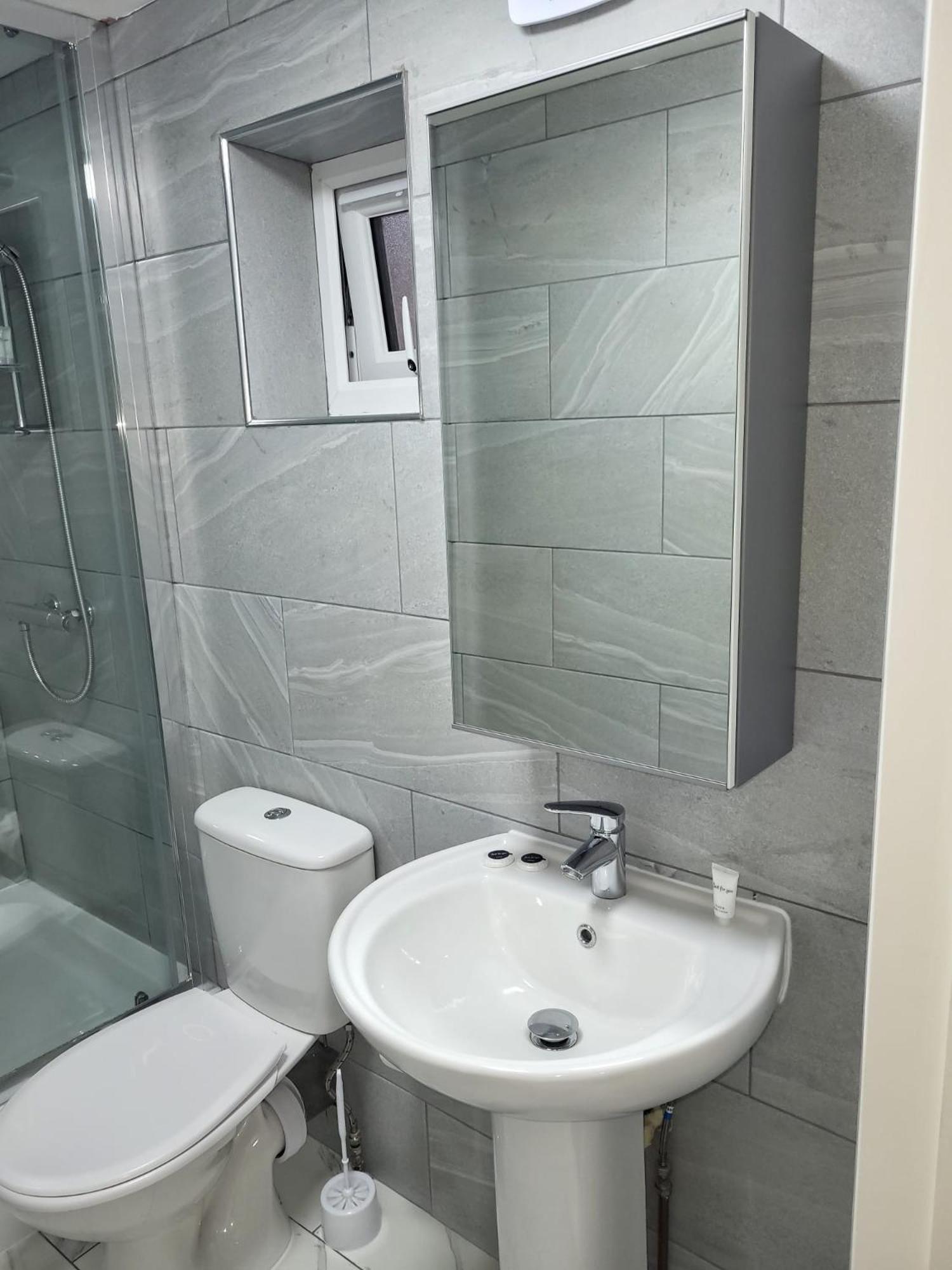 Lovely 2-bed Fully Refurbished House In Сasa de vacaciones Londres