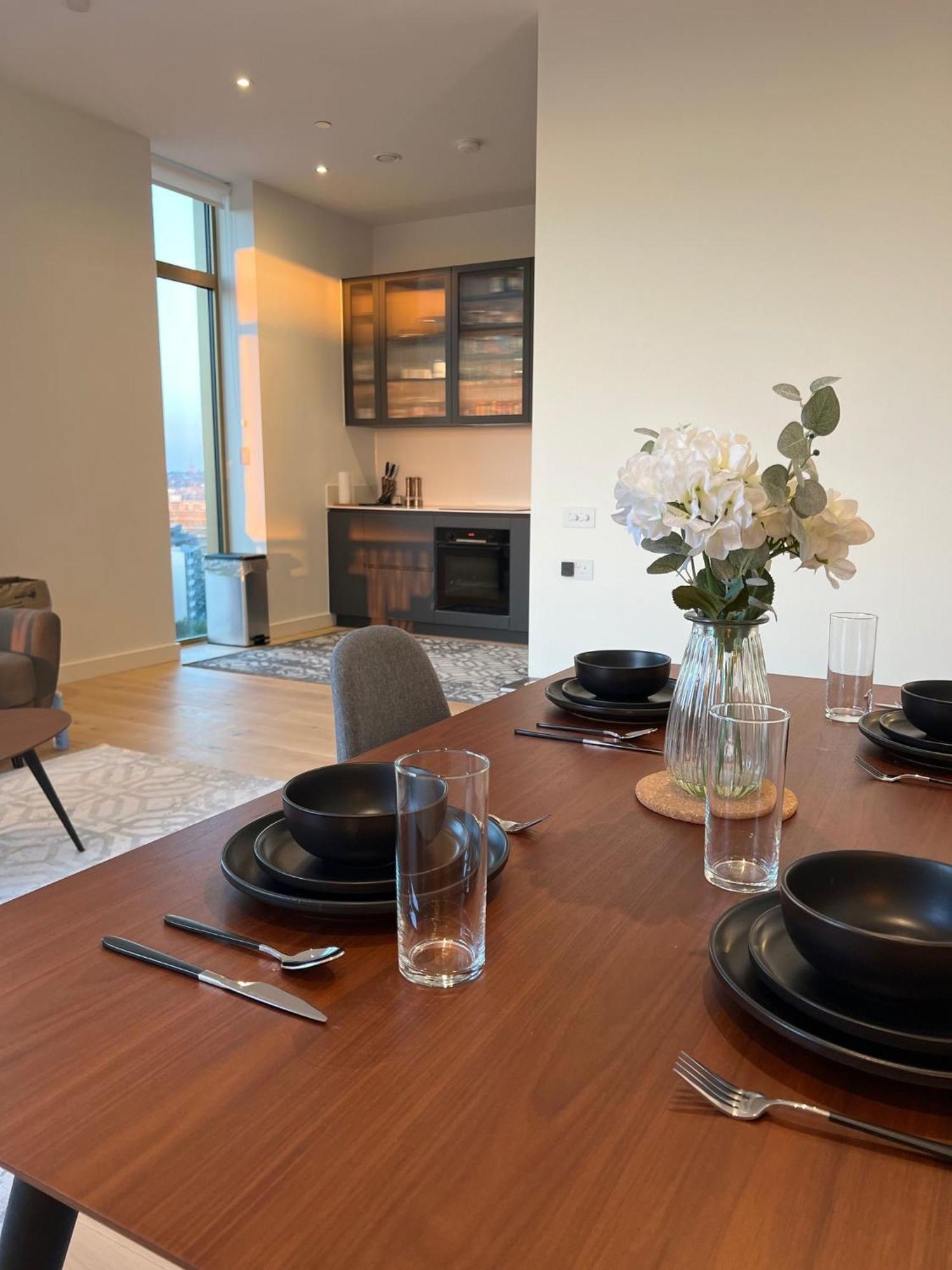 Cozy With Private Bathroom In Luxurious Flat London