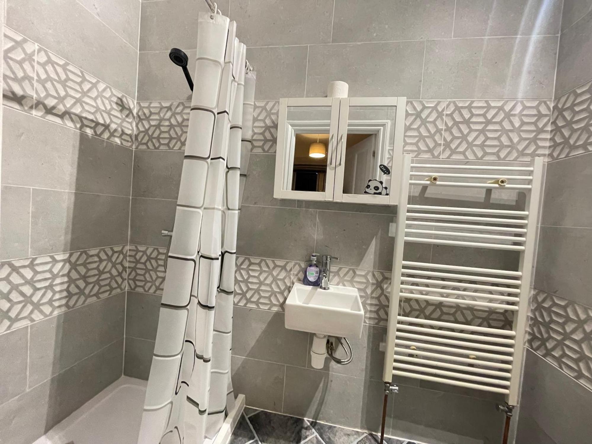 With Private Bathroom And Shared Kitchen * Londen