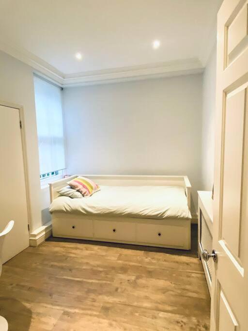 Beautiful 2 Bed/ 2 Bath Notting Hill Garden Flat * London