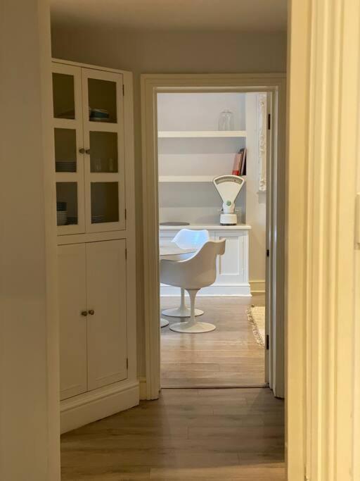 Beautiful 2 Bed/ 2 Bath Notting Hill Garden Flat Apartment
