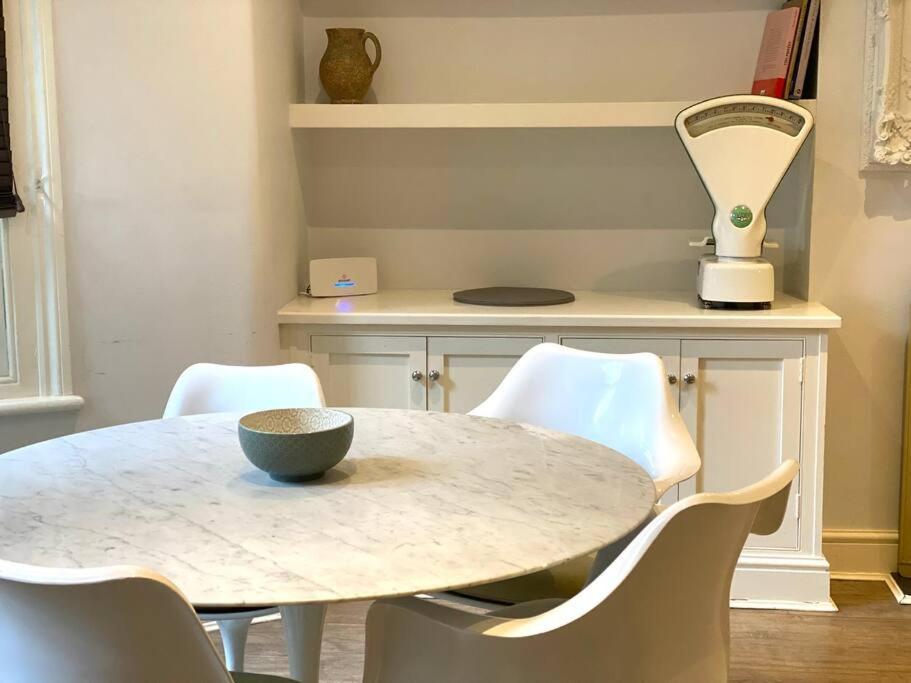 Beautiful 2 Bed/ 2 Bath Notting Hill Garden Flat Apartment