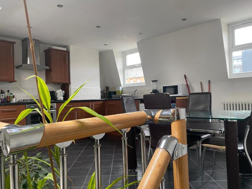 Gorgeous Hammersmith Home. Sleeps 6. Tube 5 Mins! London