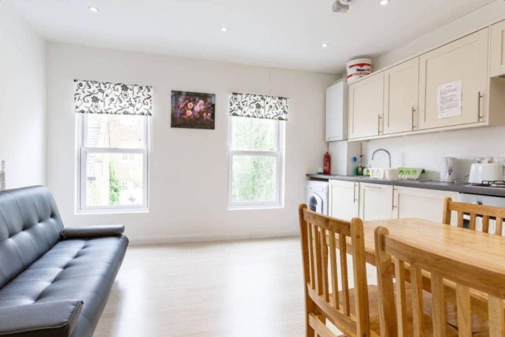 Homestay Redecorated Single With Shared Bathroom And Kitchen