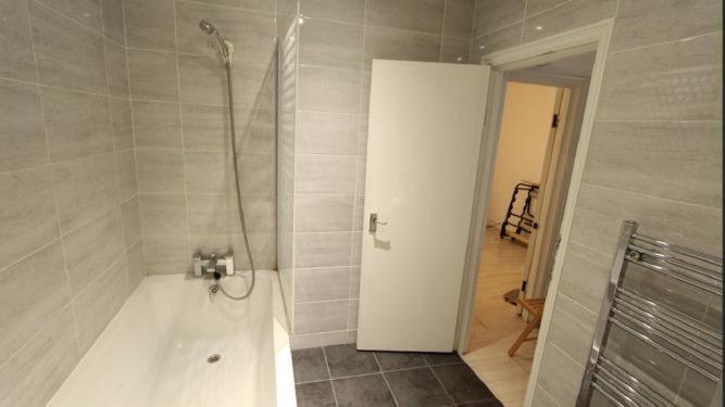 Redecorated Single With Shared Bathroom And Kitchen London