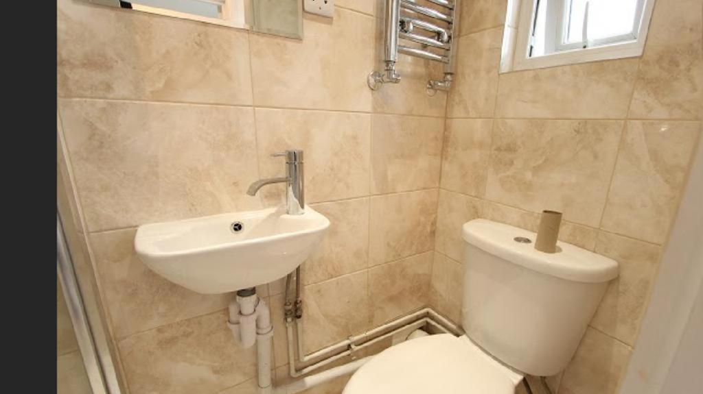 Redecorated Single With Shared Bathroom And Kitchen *
