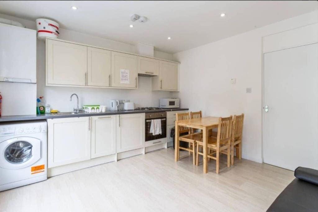 Redecorated Single With Shared Bathroom And Kitchen London