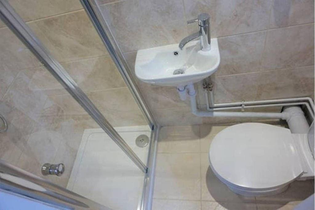 Homestay Redecorated Single With Shared Bathroom And Kitchen *