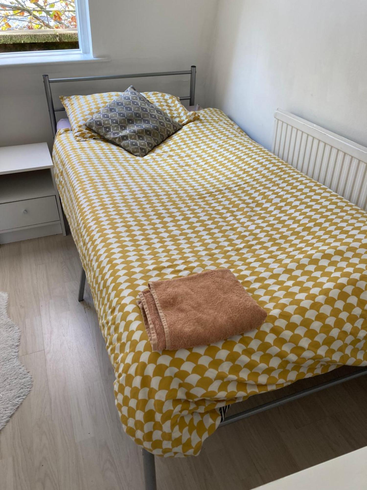Redecorated Single With Shared Bathroom And Kitchen *