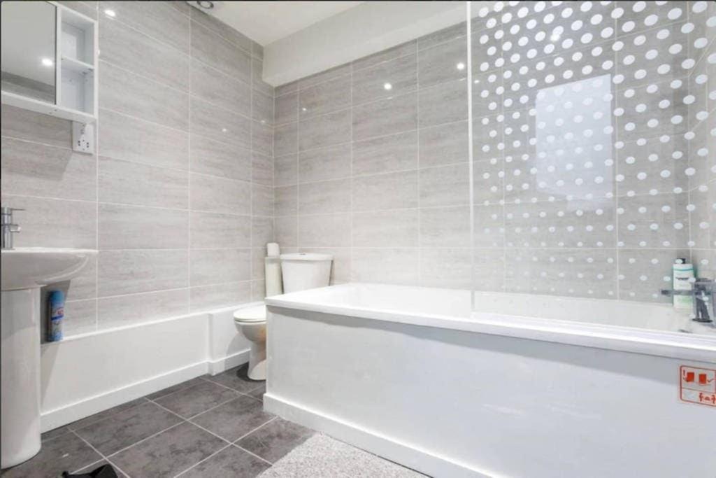 Redecorated Single With Shared Bathroom And Kitchen Homestay *