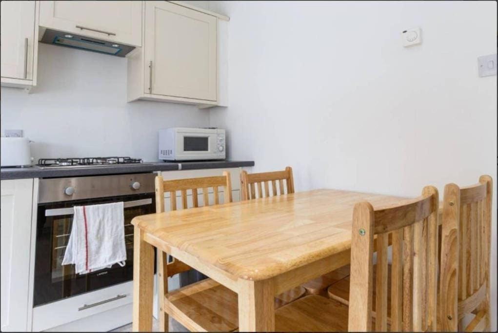 Homestay Redecorated Single With Shared Bathroom And Kitchen *