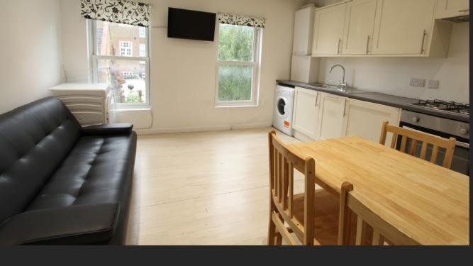 Homestay Redecorated Single With Shared Bathroom And Kitchen