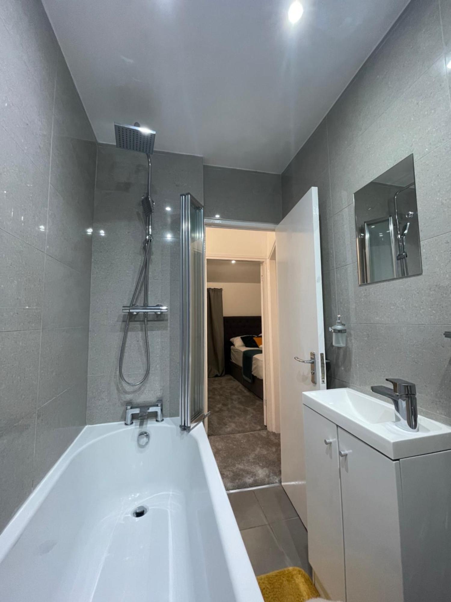 Tooting - Cosy 2 Bedroom House With Garden, 5 Mins Walk To Tube Station Vakantiehuis *