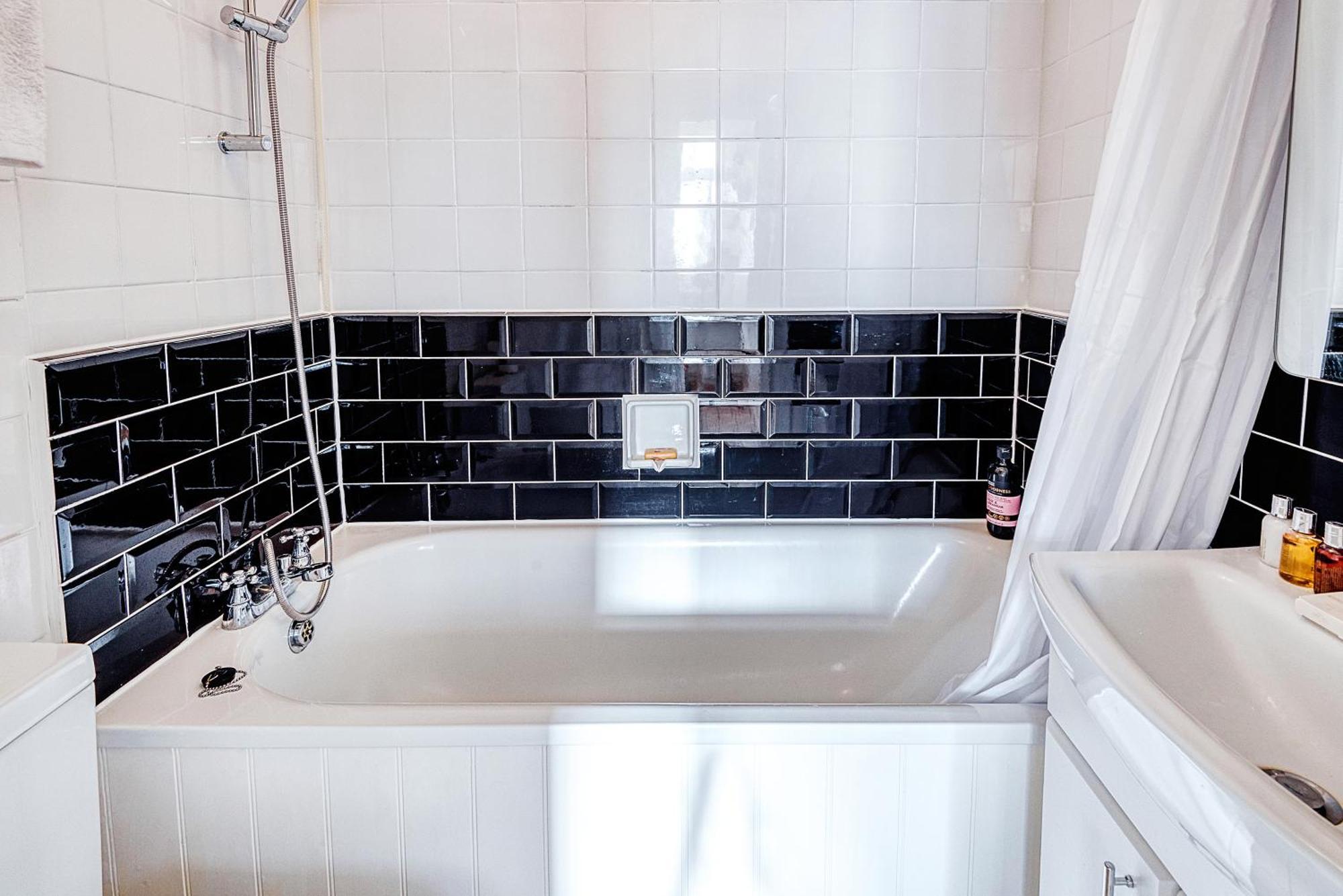 Warm And Welcoming In Putney By Underthedoormat London